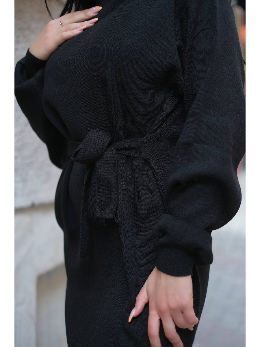 Siyah Belden Kuşaklı Boğazlı Triko Elbise