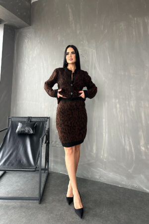 BİSİKLET YAKA KENDİNDEN DESENLİ DÜĞME DETAYLI TAKIM ELBİSE STANDART BEDEN (S/M/L/XL) UYUMLUDUR