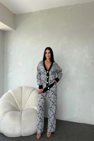 V YAKA HIRKALI PANTOLONLU DESENLİ TRİKO ELBİSE STANDART BEDEN (S/M/L/XL) UYGUNDUR