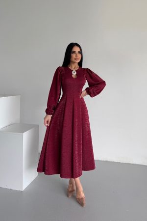 YAKA BROŞ DETAYLI TASARIM ELBİSE