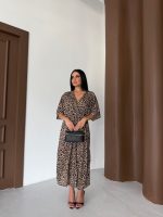 KRUVAZE YAKA BELDEN LASTİKLİ LEOPAR DESENLİ ELBİSE